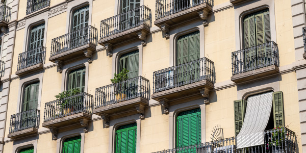 Pintar Fachadas y Patios de Luces de Comunidades Vecinos / Propietarios en Sabadell · Reparación y Preparación de Superficies