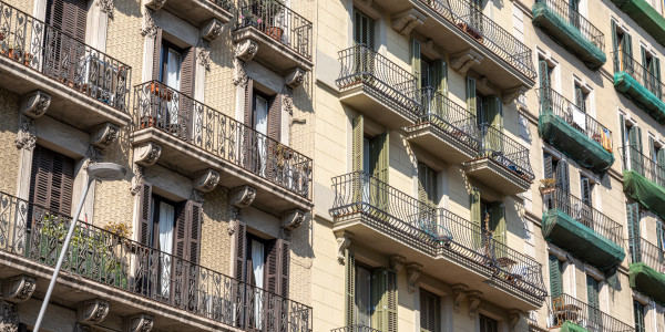 Trabajos Verticales en Fachadas de Edificios / Viviendas en Sabadell · Pintado de Fachadas con Difícil Acceso