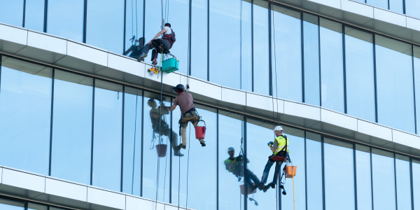 Trabajos Verticales en Fachadas de Edificios / Viviendas en Sabadell · Pintado Económico y Rápido de Fachadas